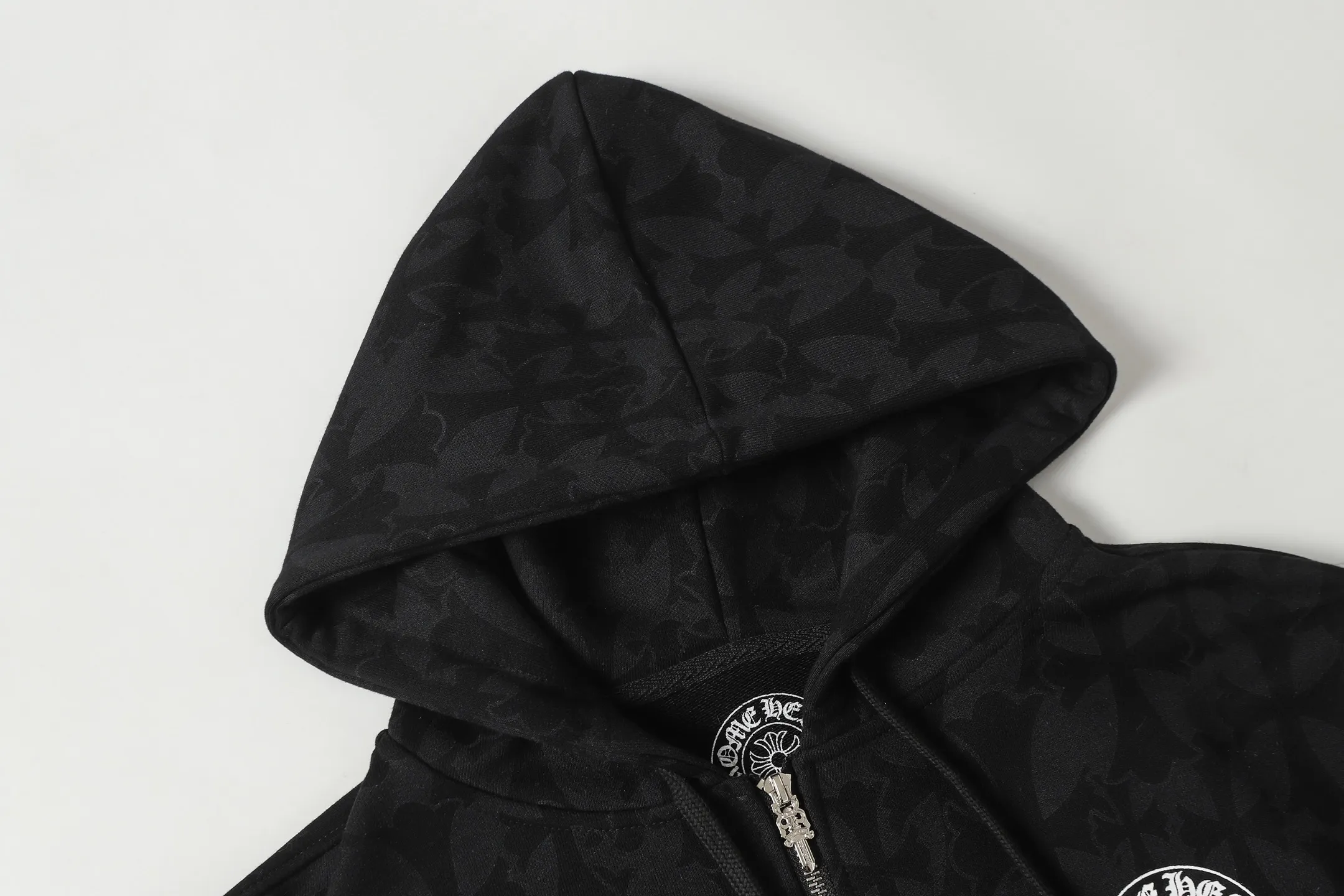 P290 K03 model This model is different from the k20 printing cross-border model. If you are pursuing quality, please do not place an order - Chrome Hearts/Chrome Hearts Sanskrit dark pattern all-over printed cross ✝️ Printed zipper sweatshirt cardigan jacket - High weight, high density and high quality. The wool is soft, delicate and skin-friendly. Soft and silky to the touch. Excellent warmth and skin-friendly properties - Custom-woven and custom-dyed, no color difference, no matter the fabric or workmanship details, beat the ordinary version on the market. -Hardware zipper accessories are all customized with full details -Colour: black -Size: S M L XL